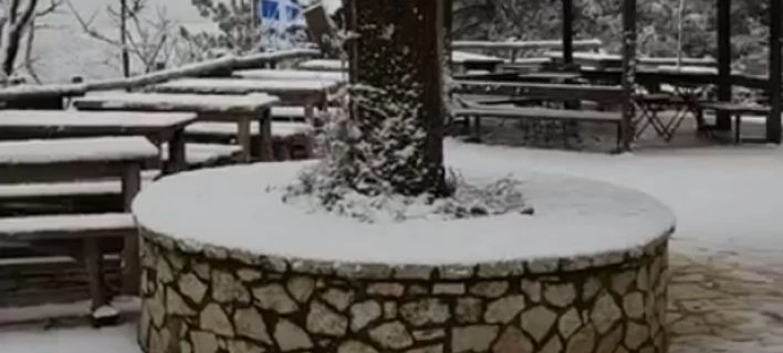 Σφοδρή χιονόπτωση: Εκλεισε ο δρόμος προς Πάρνηθα -Από το τελεφερίκ και πάνω